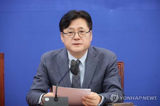 더불어민주당 홍익표 원내대표가 23일 국회에서 열린 정책조정회의에서 발언하고 있다. 연합뉴스